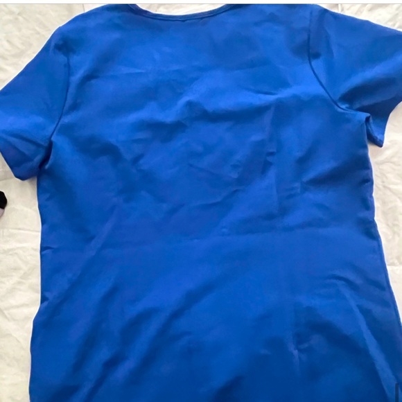 FIGS Casma Three Pocket Scrub Top Electric Blue - Picture 5 of 6